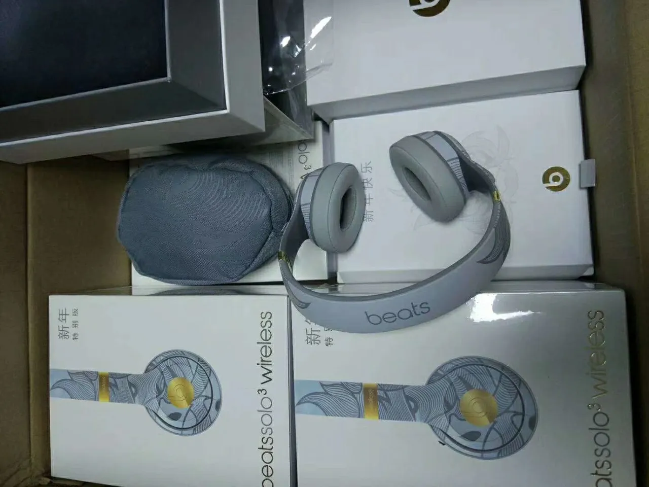 Beats Solo³ Wireless Nova Edição Especial de Ano Novo Fones de ouvido over-ear 22