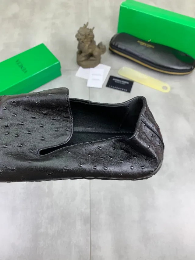 Bottega Veneta أسود جلد نعام مطبق فولد فامب لافر 3
