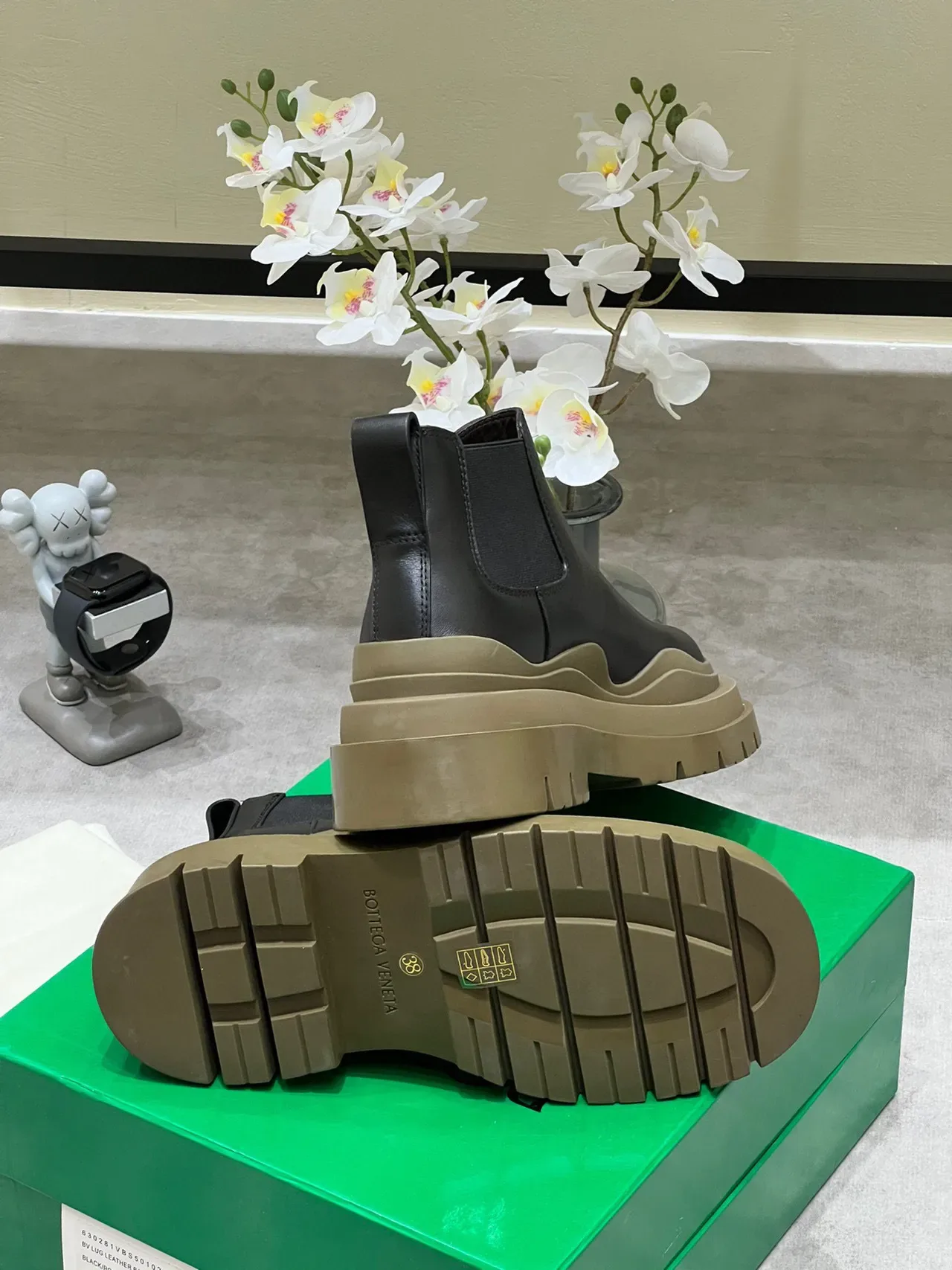 Bottega Veneta Le Cagole Black Leather Chelsea Boots 2