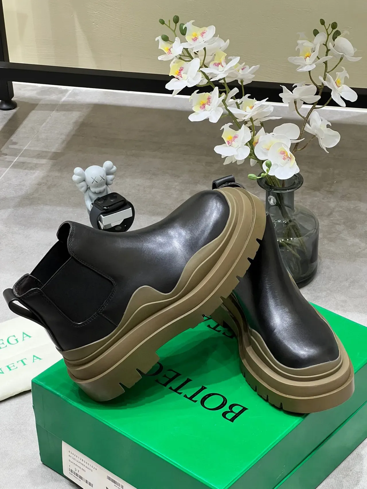 Bottega Veneta Le Cagole Black Leather Chelsea Boots 3