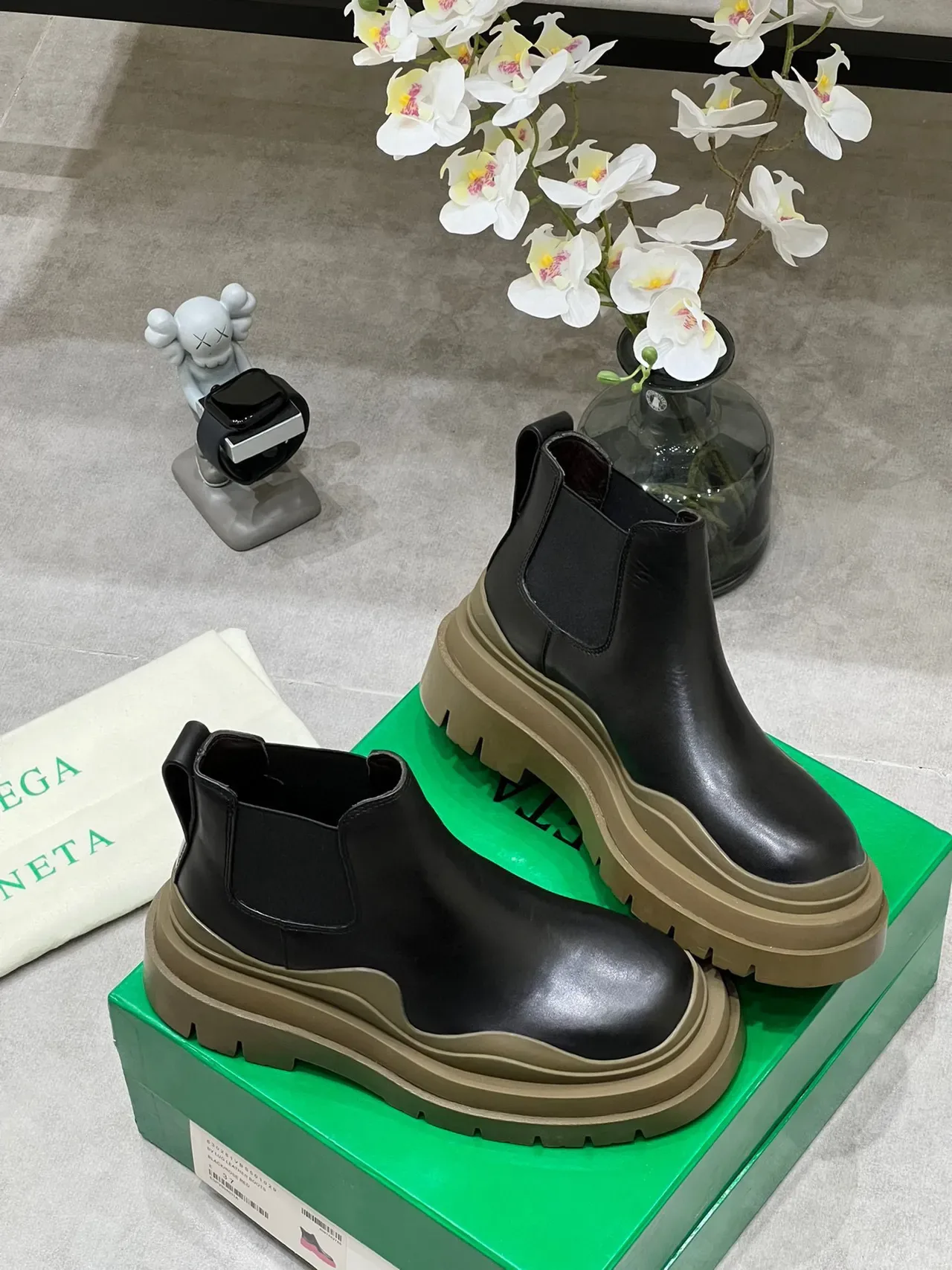 Bottega Veneta Le Cagole Black Leather Chelsea Boots 4