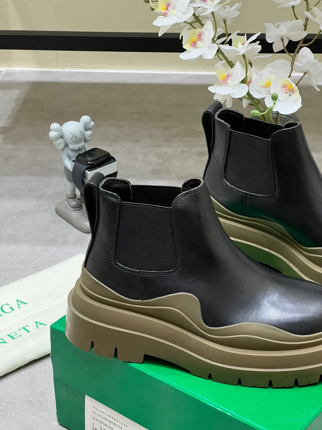 Bottega Veneta Le Cagole Black Leather Chelsea Boots 5