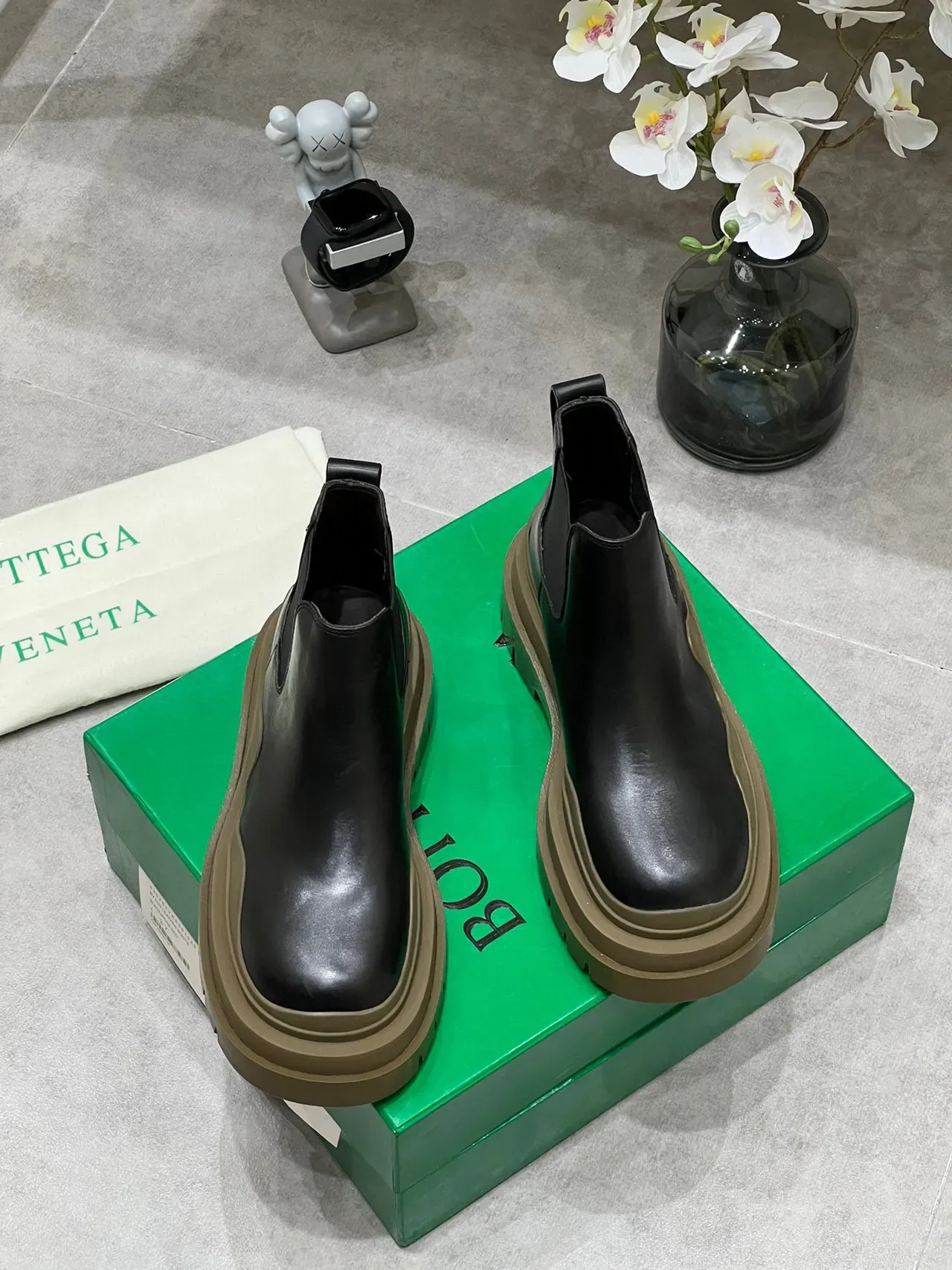 Bottega Veneta Le Cagole Black Leather Chelsea Boots 6