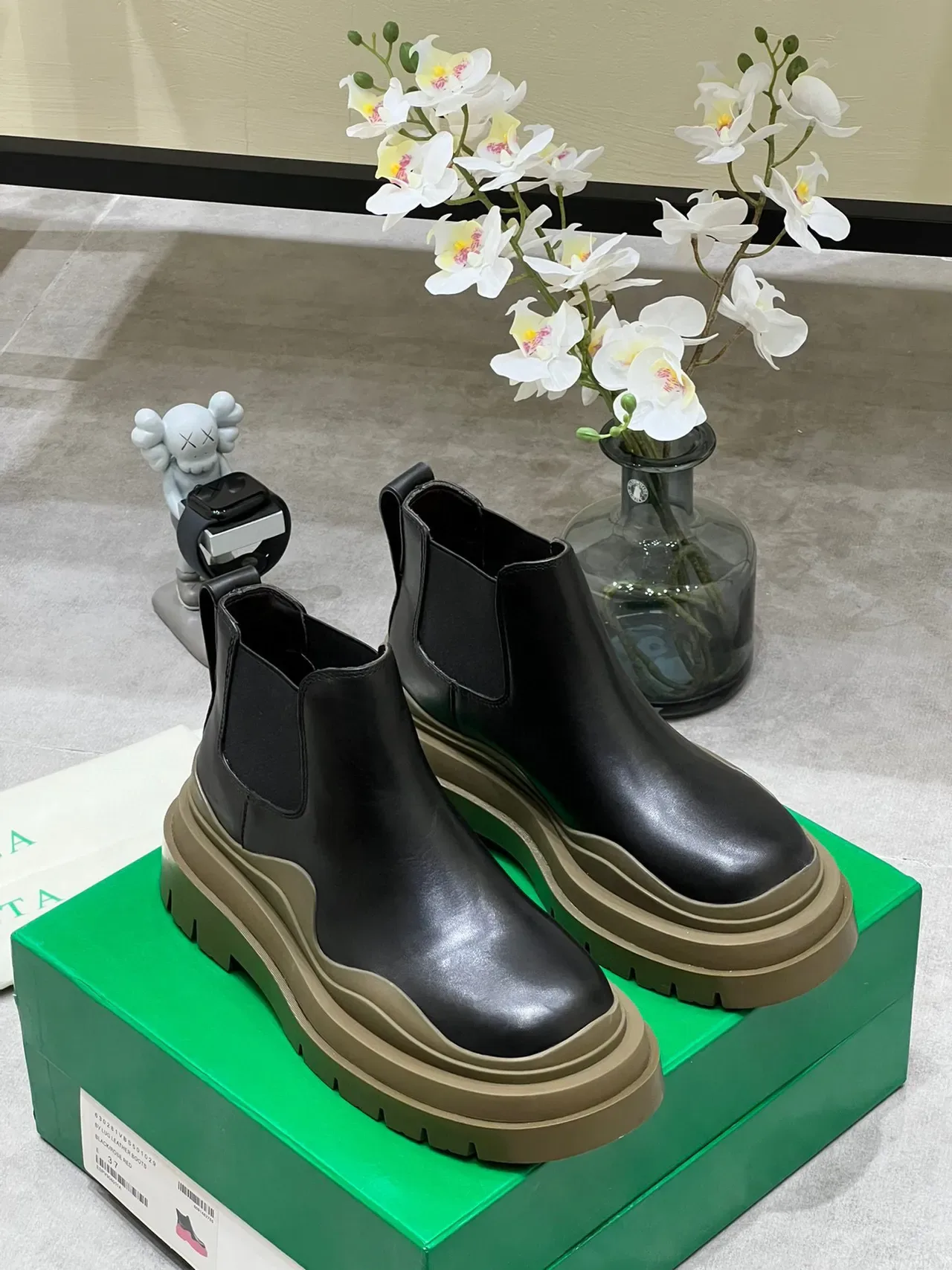 Bottega Veneta Le Cagole Black Leather Chelsea Boots 7