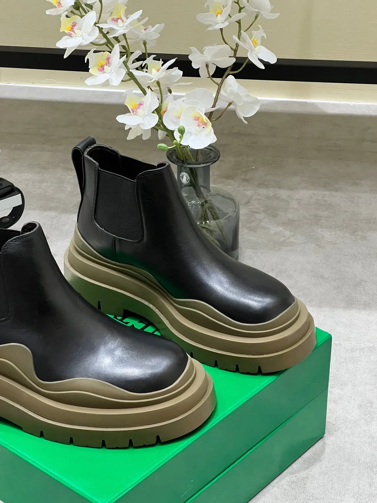 Bottega Veneta Le Cagole Black Leather Chelsea Boots 8