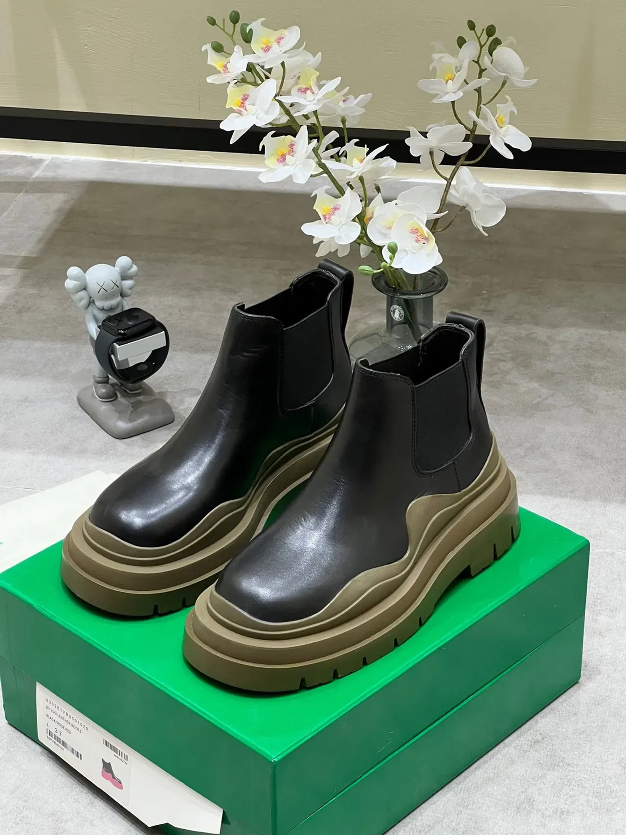 Bottega Veneta Le Cagole Black Leather Chelsea Boots 9