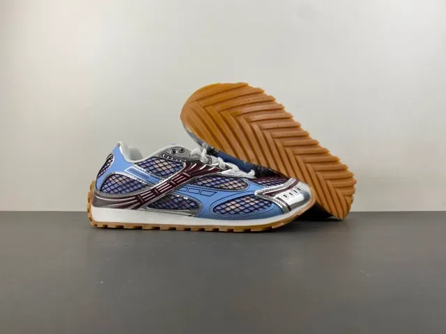 Bottega Veneta जाली और मेटेलिक ओवरले स्नीकर 12