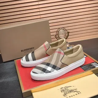 Burberry حذاء رياضي بيج براون سلايب أون لايف ستايل نمط مربعات