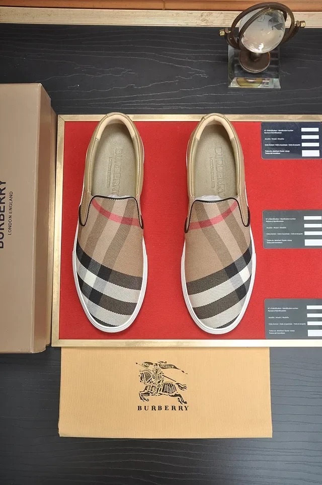 Burberry حذاء رياضي بيج براون سلايب أون لايف ستايل نمط مربعات 3