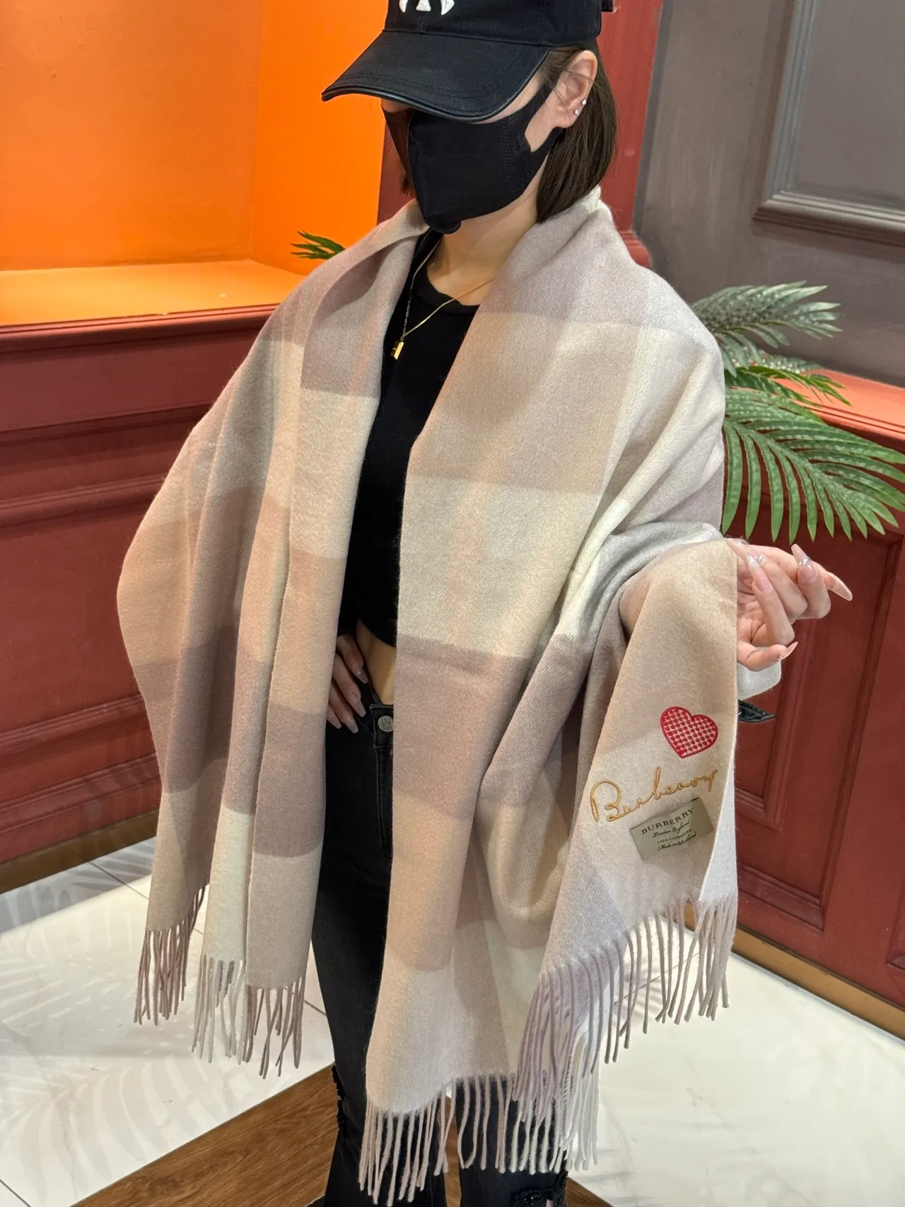 Burberry 米色灰经典格子图案刺绣标志羊绒围巾 2