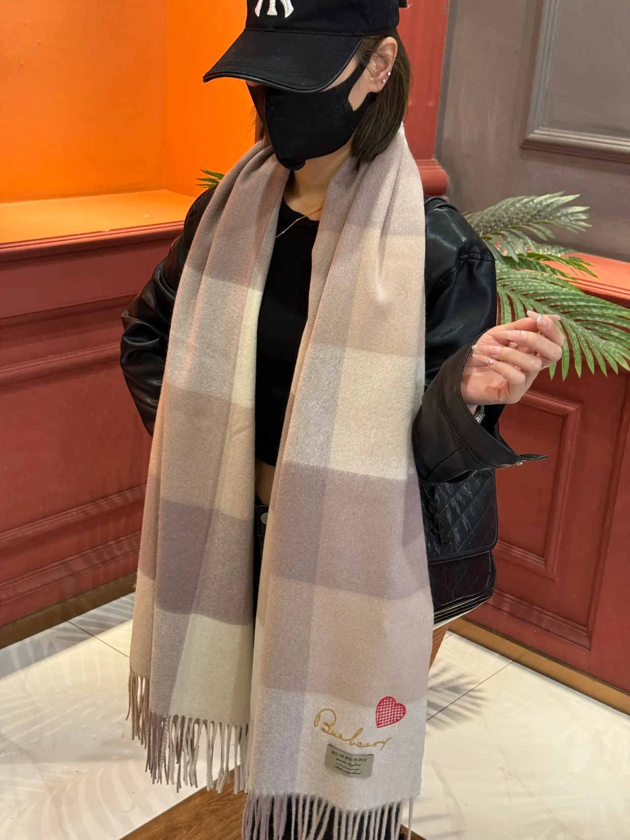 Burberry 米色灰经典格子图案刺绣标志羊绒围巾 3