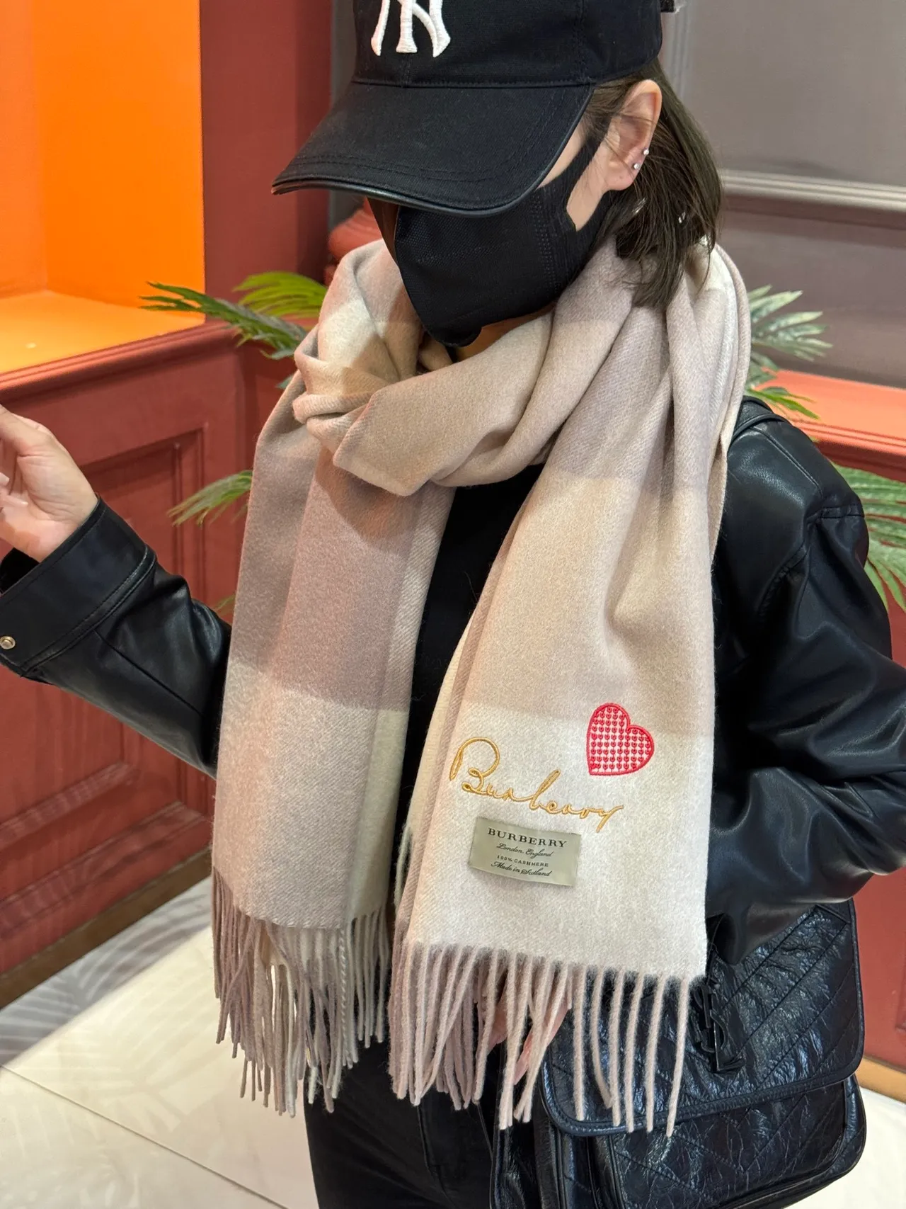 Burberry 米色灰经典格子图案刺绣标志羊绒围巾 4