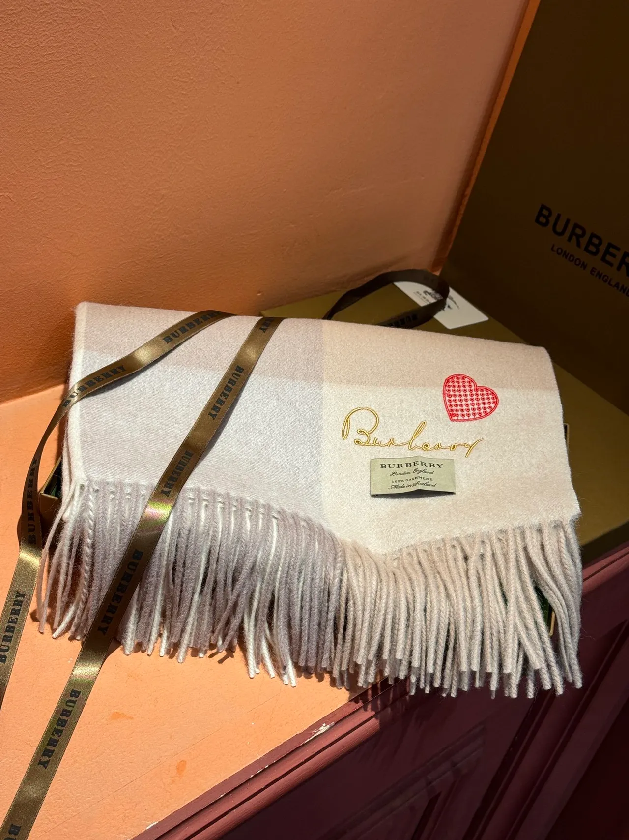 Burberry 米色灰经典格子图案刺绣标志羊绒围巾 6