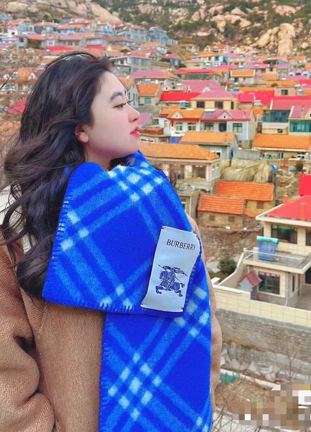 وشاح بربري كشمير أزرق وأبيض شيك 2