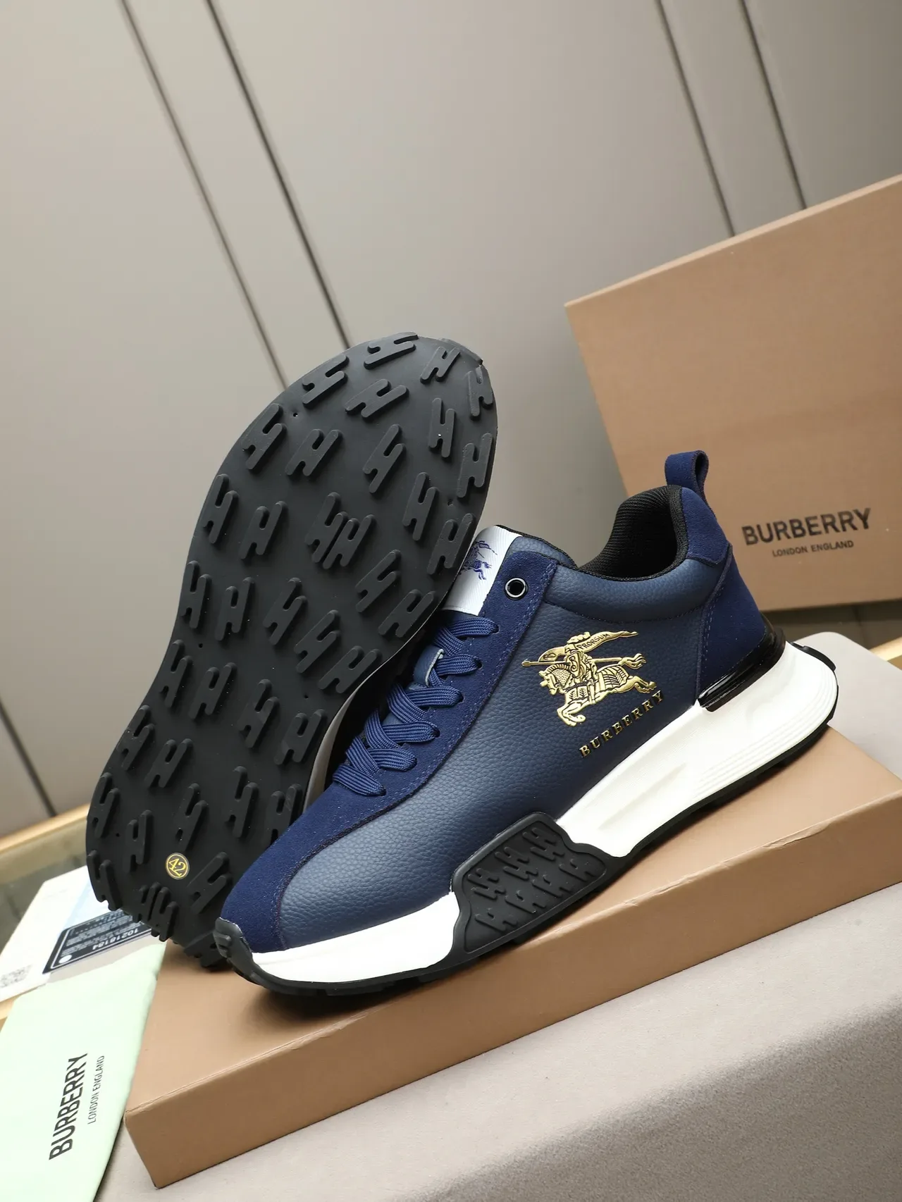 Burberry Knight نافي جلد Chunky Sneakers 4