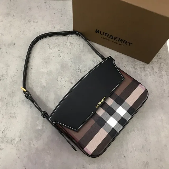 Burberry Lola Check وشنطة جلد أسود تحت الإبط 2