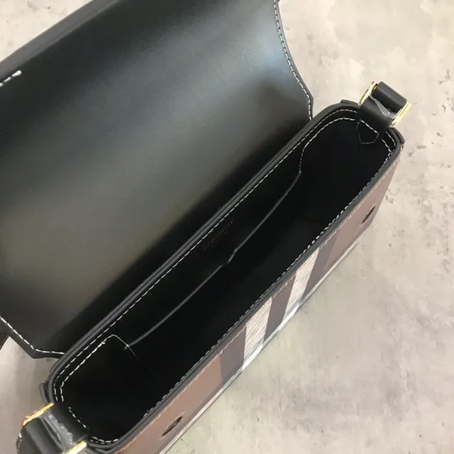 Burberry Lola Check وشنطة جلد أسود تحت الإبط 3