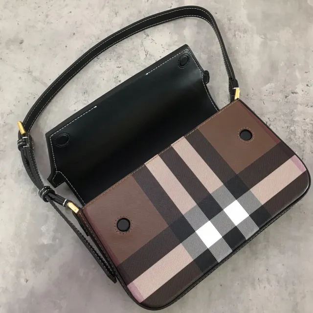 Burberry Lola Check وشنطة جلد أسود تحت الإبط 4
