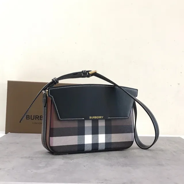 Burberry Lola Check وشنطة جلد أسود تحت الإبط 5