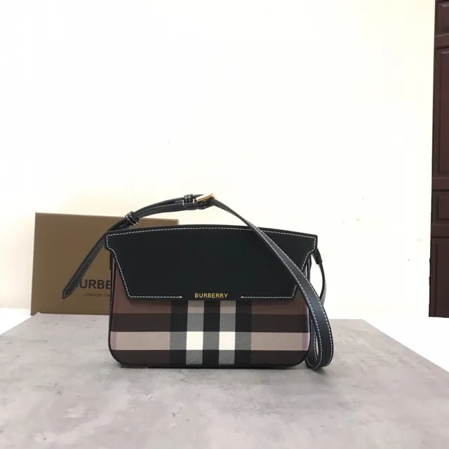 Burberry Lola Check وشنطة جلد أسود تحت الإبط 6