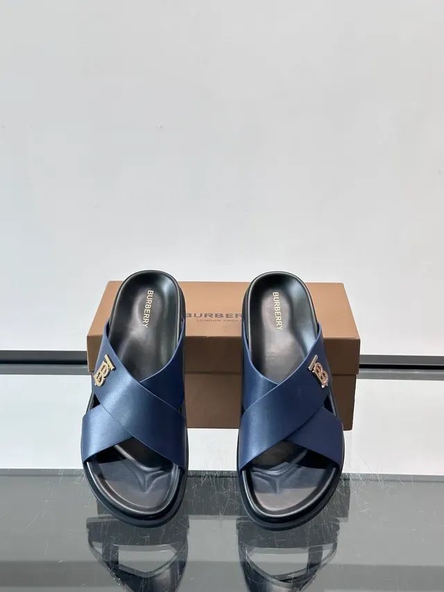 Burberry Monogram Sandalias con Correa Cruzada de Cuero 4