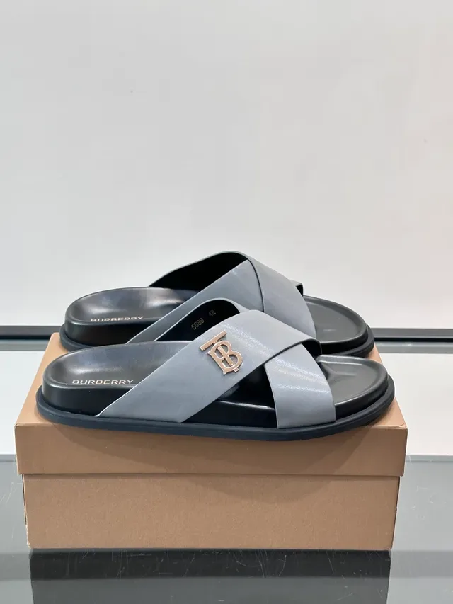 Burberry Monogram Sandalias con Correa Cruzada de Cuero 11