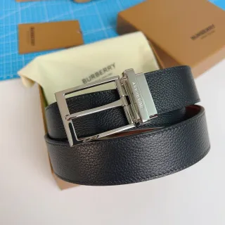Burberry Hebilla reversible Correa de cuero negro granulado