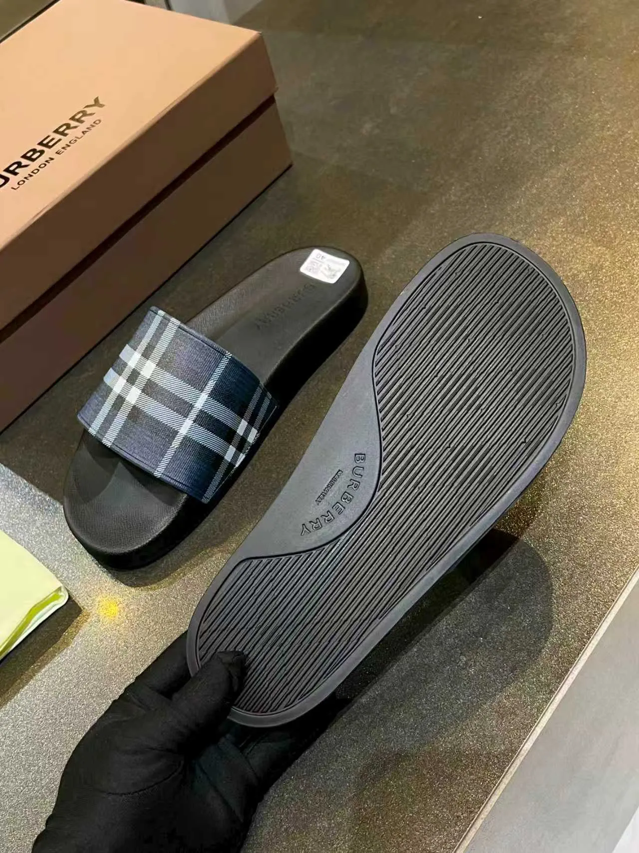 Burberry Slide Sandales Noir Marine Semelle Caoutchouc Sangle Classique à Carreaux 3