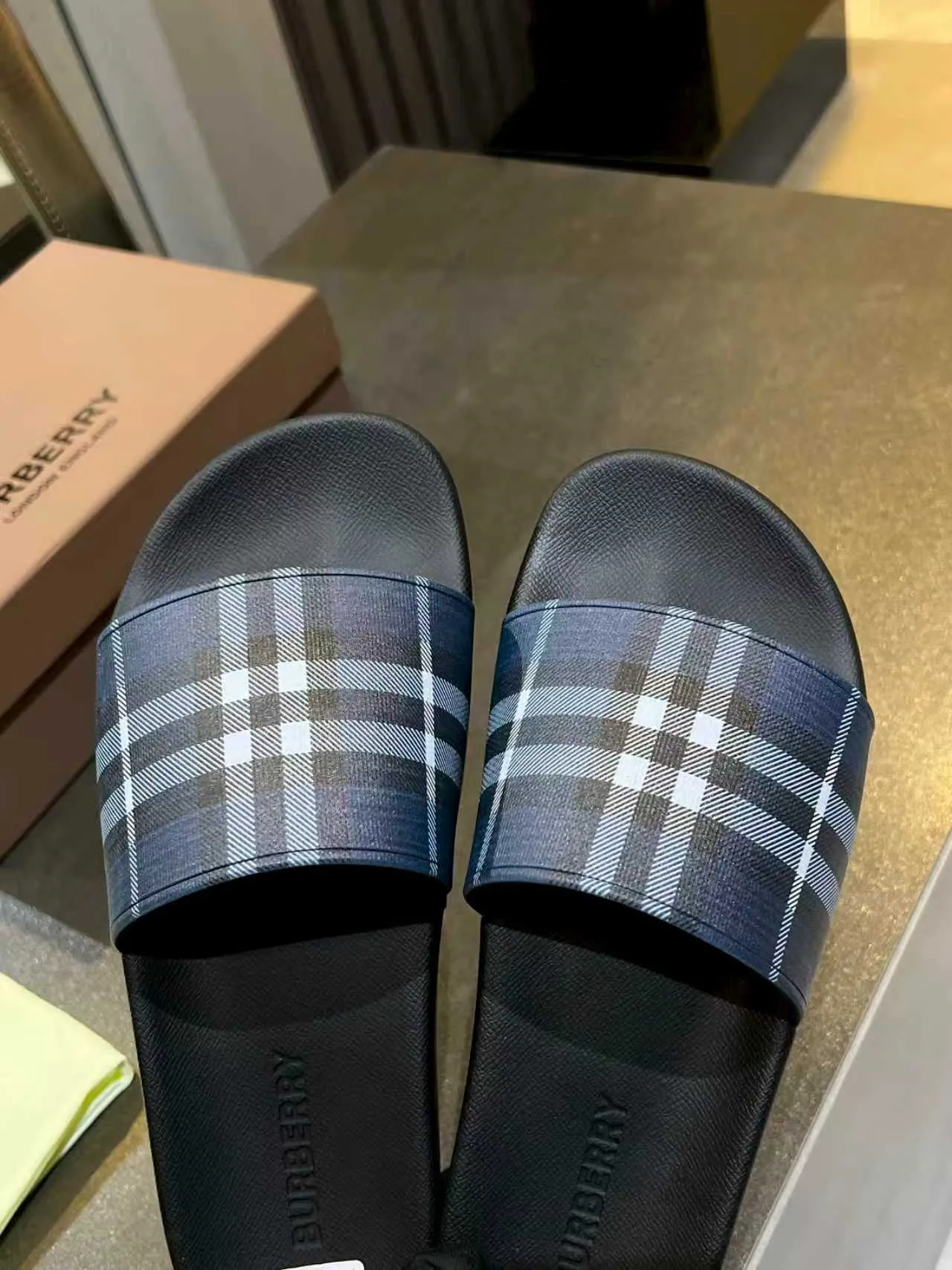 Burberry Slide Sandales Noir Marine Semelle Caoutchouc Sangle Classique à Carreaux 4
