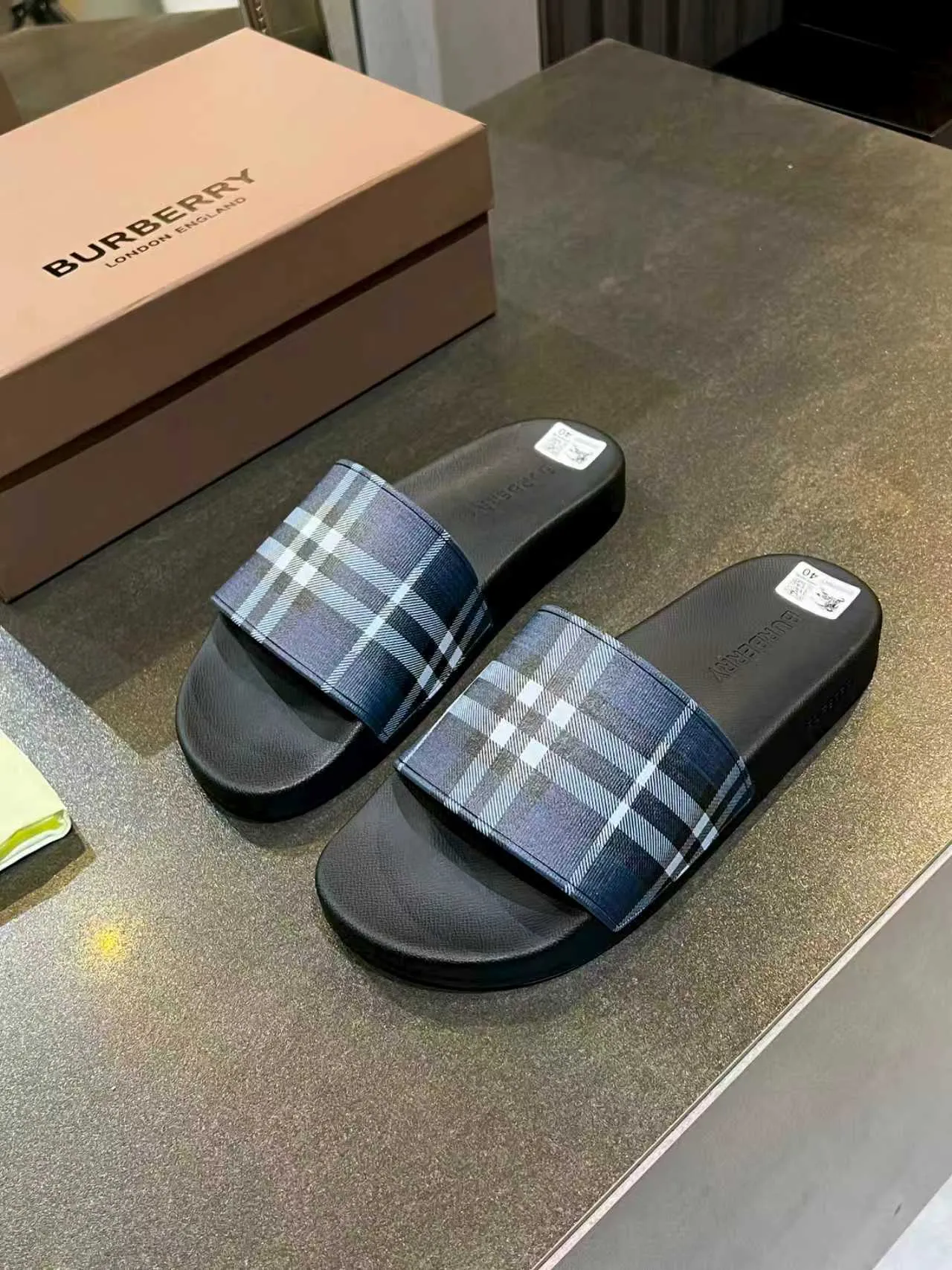 Burberry Slide Sandales Noir Marine Semelle Caoutchouc Sangle Classique à Carreaux 5