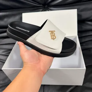 Burberry أبيض وأسود Monogram نعال