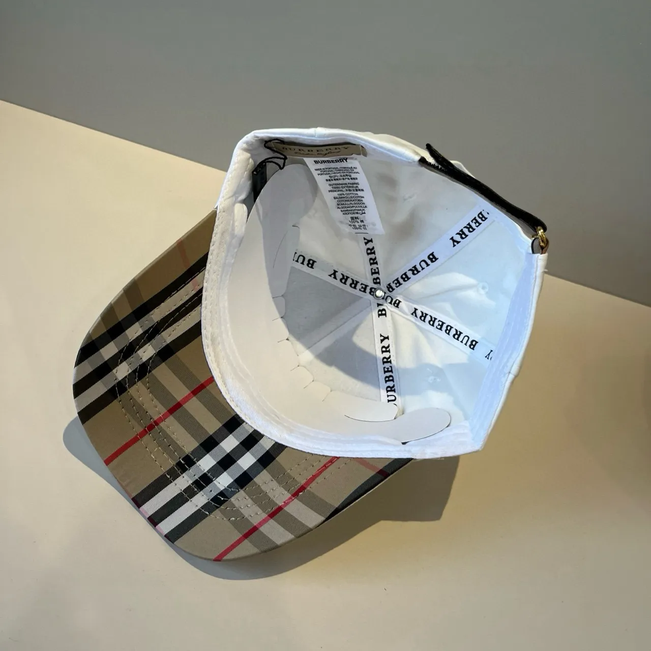 Burberry सादा कालो स्ट्राक्चर्ड छय-पैनल एमब्रॉयडरी मोनोग्राम बेसबल कैप 3