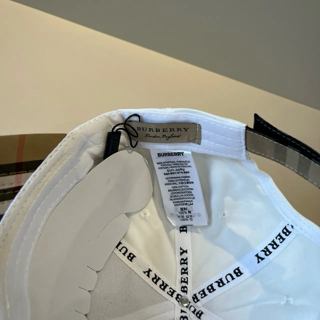 Burberry सादा कालो स्ट्राक्चर्ड छय-पैनल एमब्रॉयडरी मोनोग्राम बेसबल कैप 4