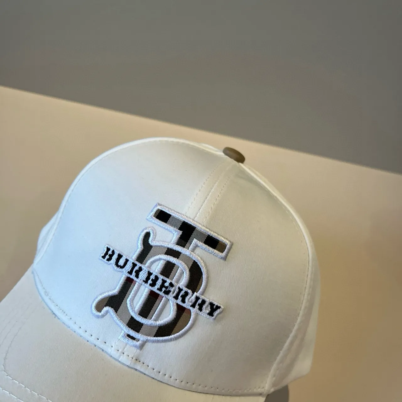 Burberry सादा कालो स्ट्राक्चर्ड छय-पैनल एमब्रॉयडरी मोनोग्राम बेसबल कैप 9