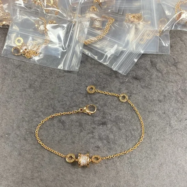 Bvlgari B.zero1 金银色 圆柱形 Pavé 魅力 刻字 Logo 戒指手链 2