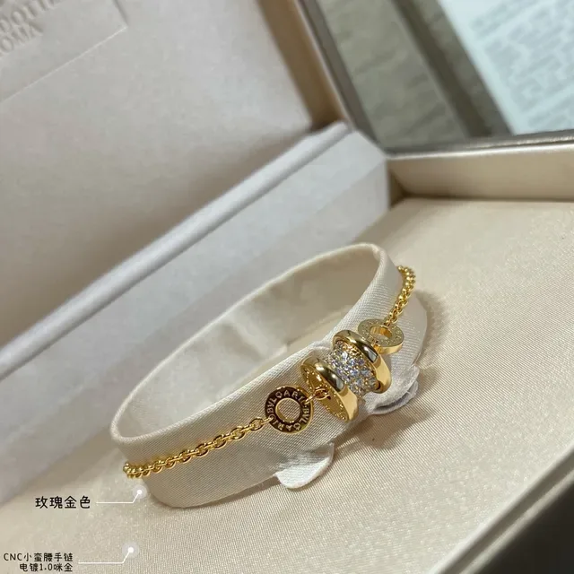 Bvlgari B.zero1 金银色 圆柱形 Pavé 魅力 刻字 Logo 戒指手链 6