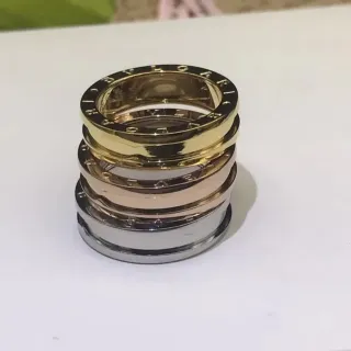 Bvlgari B.zero1 स्टैक्ड मल्टी-टोन एंग्रेव्ड अंगूठियाँ