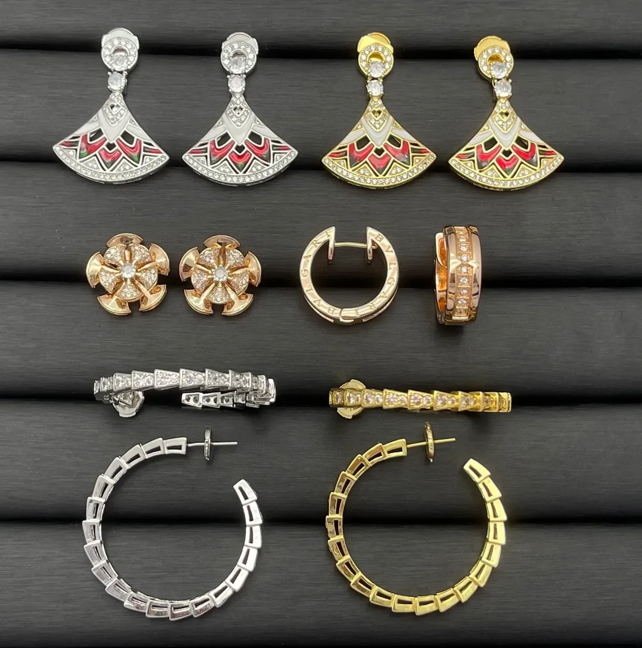 Bvlgari Divas’ Dream, B.zero1, Serpenti সোনালি ও সবুজ পাখা আকৃতির বৃত্তাকার হুপ ইয়াররিং 2