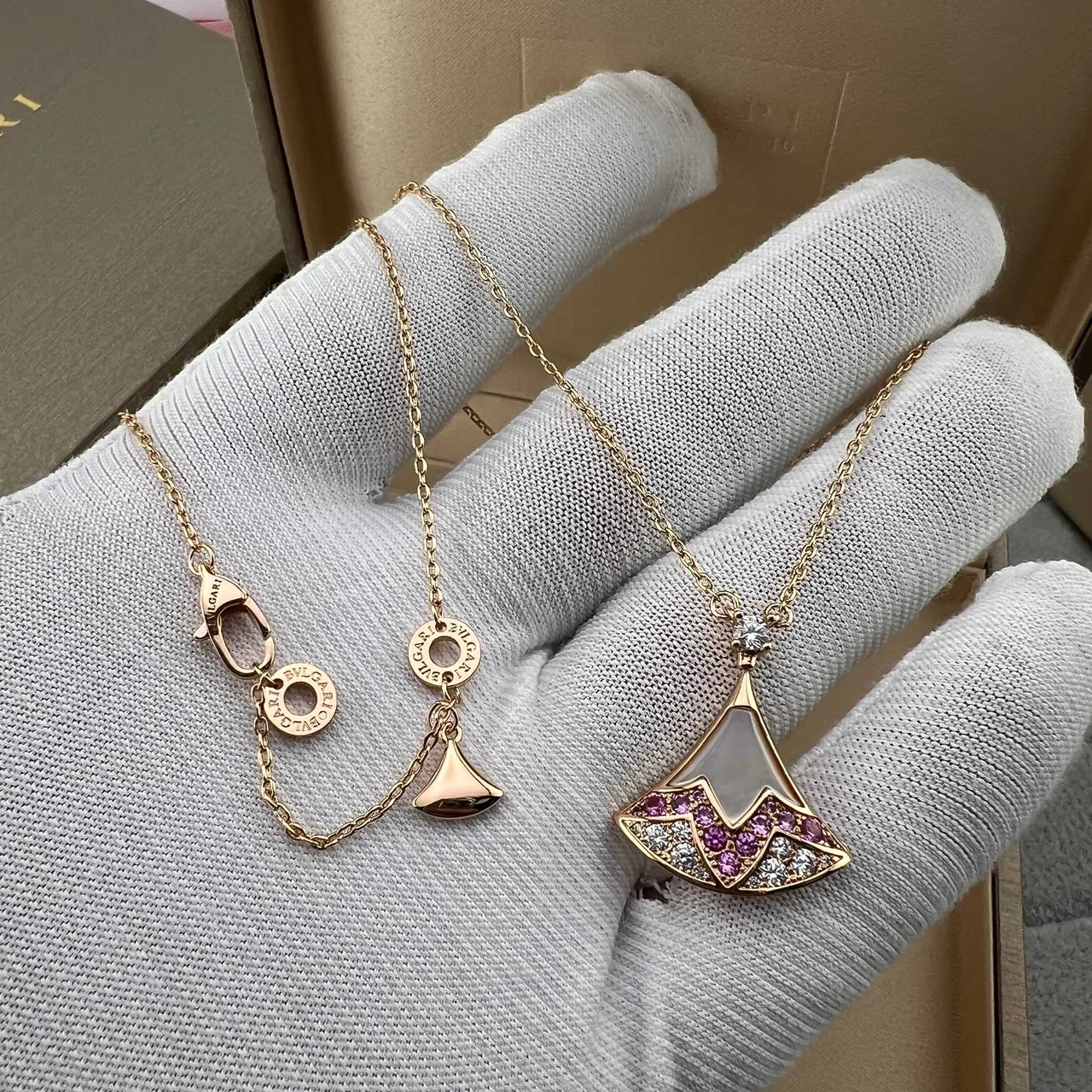 Bvlgari Divas’ Dream collier pendentif or rose en forme d'éventail pavé de gemmes 2