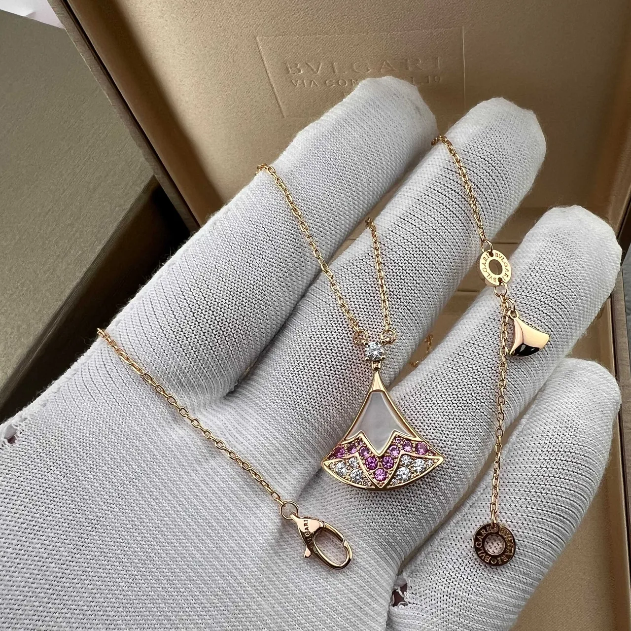 Bvlgari Divas’ Dream collier pendentif or rose en forme d'éventail pavé de gemmes 3