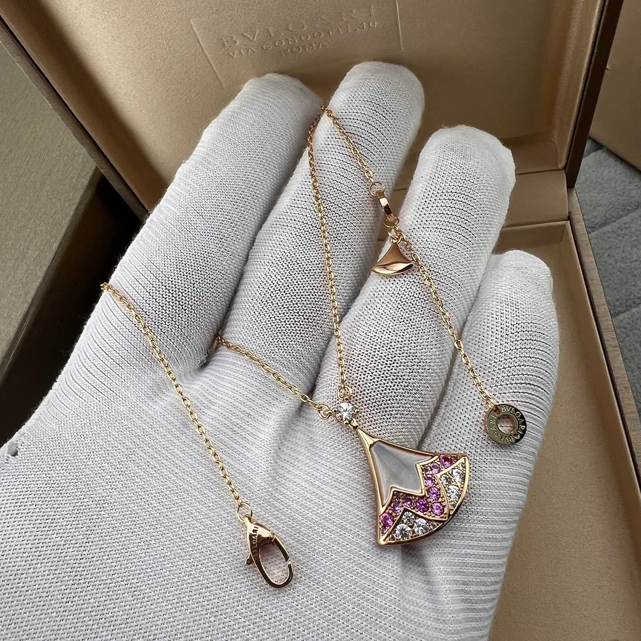 Bvlgari Divas’ Dream collier pendentif or rose en forme d'éventail pavé de gemmes 4