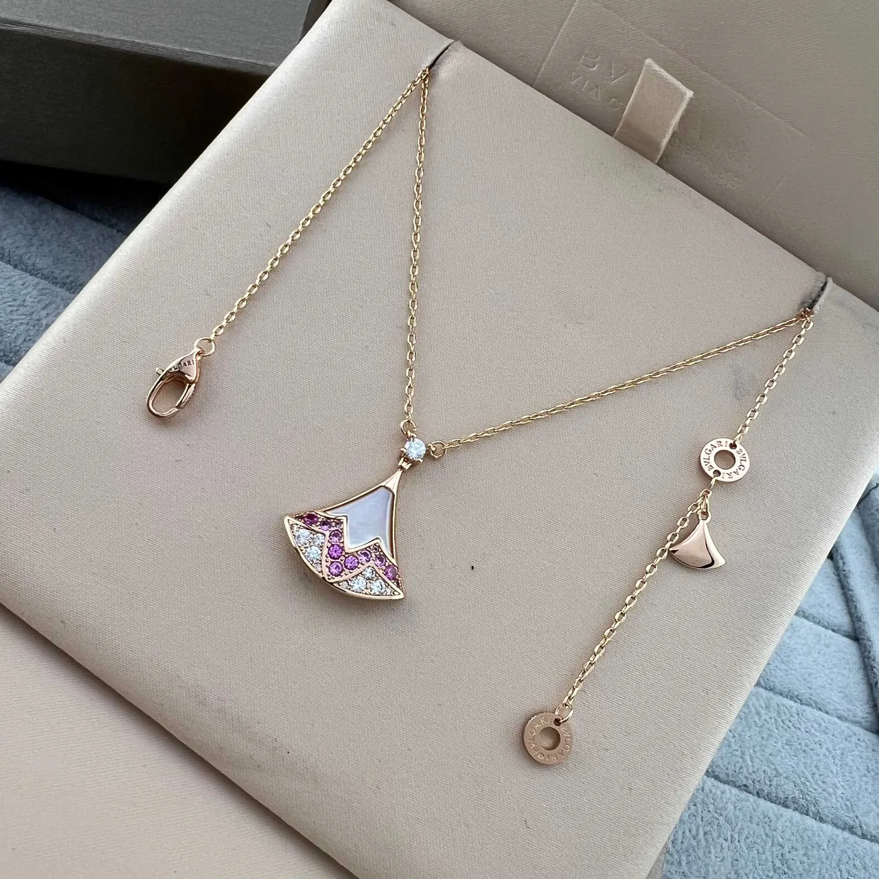 Bvlgari Divas’ Dream collier pendentif or rose en forme d'éventail pavé de gemmes 5