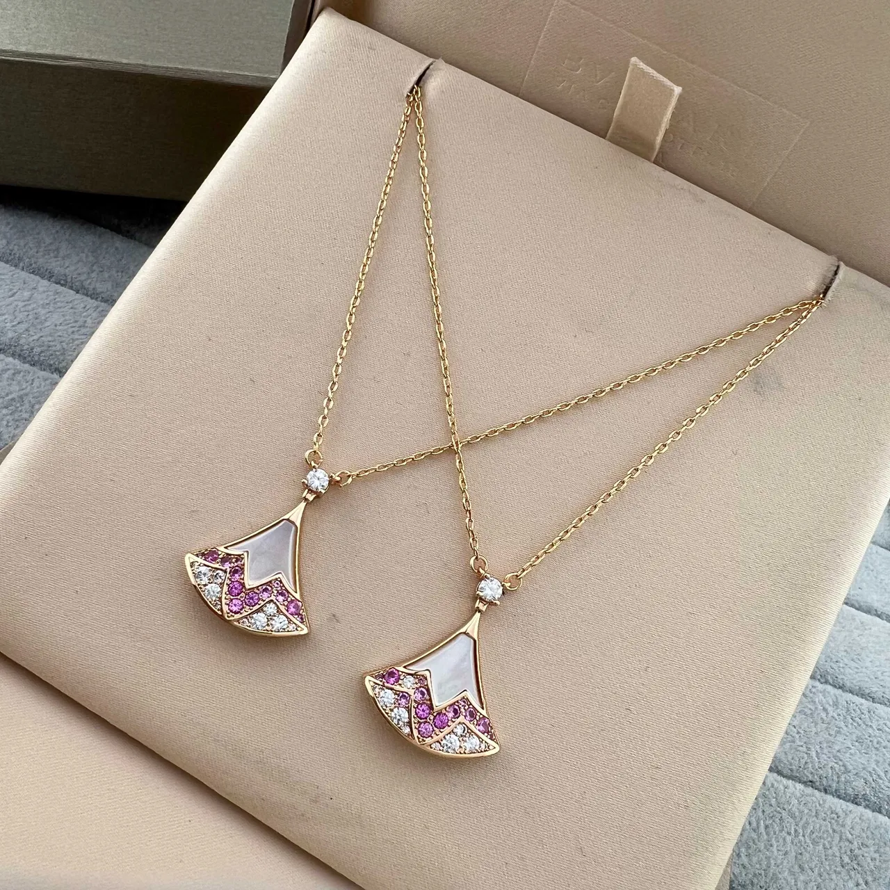 Bvlgari Divas’ Dream collier pendentif or rose en forme d'éventail pavé de gemmes 6