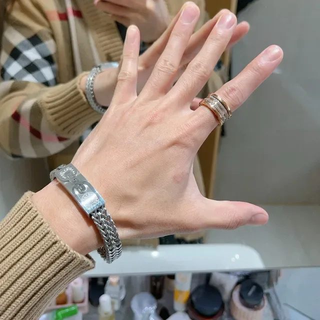 Bvlgari Anel de Ouro Transparente com Design de Múltiplas Bandas Rotatório e Pedras Pavé 2