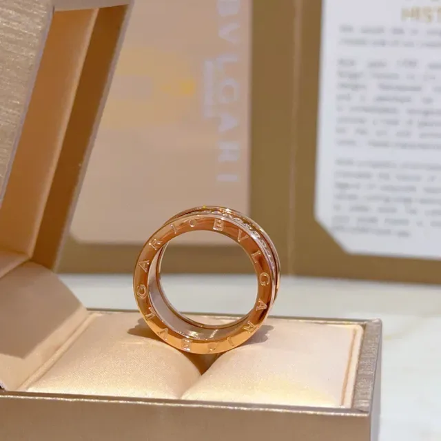 Bvlgari Anel de Ouro Transparente com Design de Múltiplas Bandas Rotatório e Pedras Pavé 3