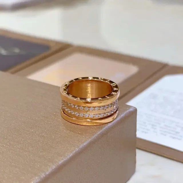 Bvlgari Anel de Ouro Transparente com Design de Múltiplas Bandas Rotatório e Pedras Pavé 4