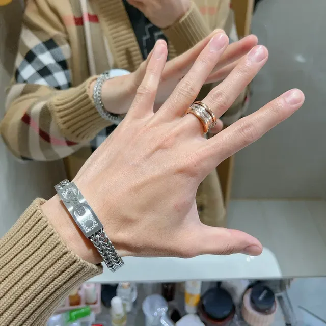 Bvlgari Anel de Ouro Transparente com Design de Múltiplas Bandas Rotatório e Pedras Pavé 5