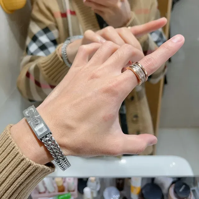 Bvlgari Anel de Ouro Transparente com Design de Múltiplas Bandas Rotatório e Pedras Pavé 8