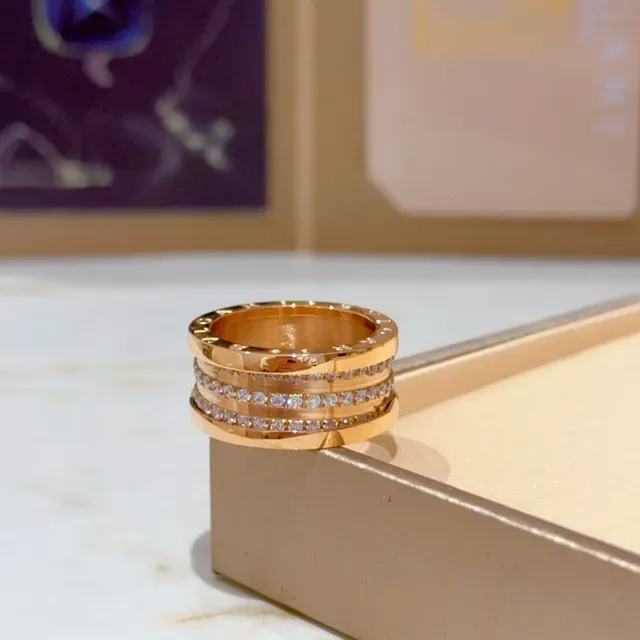 Bvlgari Anel de Ouro Transparente com Design de Múltiplas Bandas Rotatório e Pedras Pavé 9