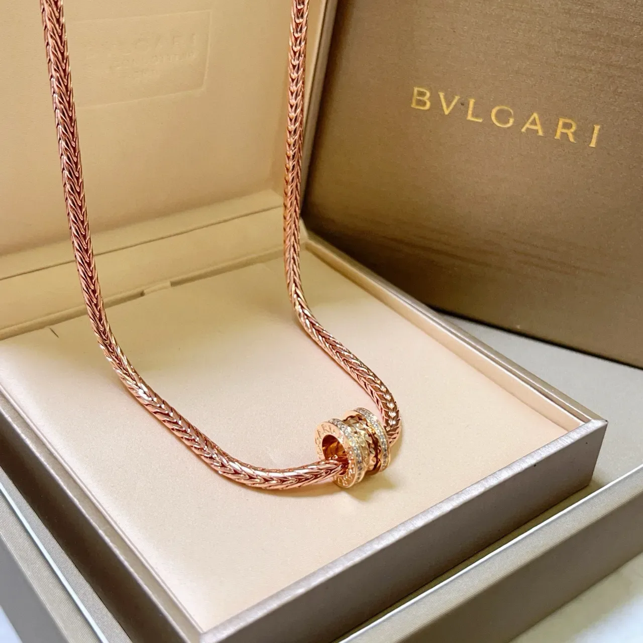 Bvlgari 金白编织小麦链圆柱多环吊坠项链 3